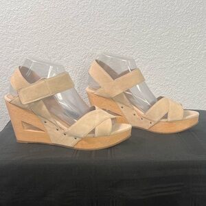 Eileen Fisher Beige Leather Wood Studded Sandals Wedge Cutout Heels Sz 9 1/2